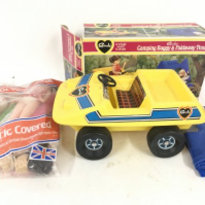 A boxed Sindy car and foldaway tent. A bag with dolls and accessories. (2)