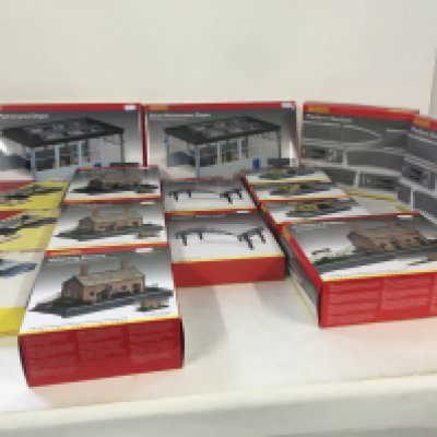 A boxed collection of 17 Hornby 00 gauge scale models mostly new and unused. Includes Station buildings..platforms..Maintenance depots
