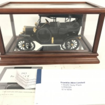 A Boxed Franklin Mint 1923 Ford Model T 1:16 Scale with Display Box.with Certificate (2).