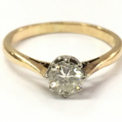 An unmarked 18ct diamond ring , 3.0g total weight Approx 60pts diamond . Ring size P. Postage category A
