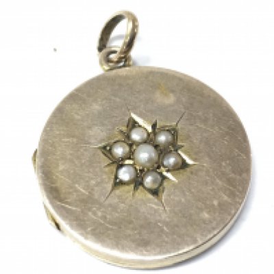 An unmarked gold locket set with pearls . 4.4g total weight. Postage category A NO RESERVE