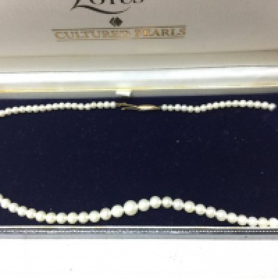 A pearl necklace with a 9ct gold clasp. Postage cat B NO RESERVE