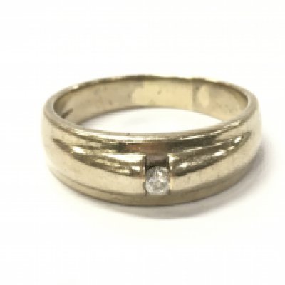 A gents 9ct gold stone set ring , 6.4g total weight. Size X. Postage category A