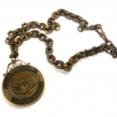 A 9ct gold fancy box chain with attached Masonic medallion with 9ct gold coin mount, overall weight 58g. (A)
