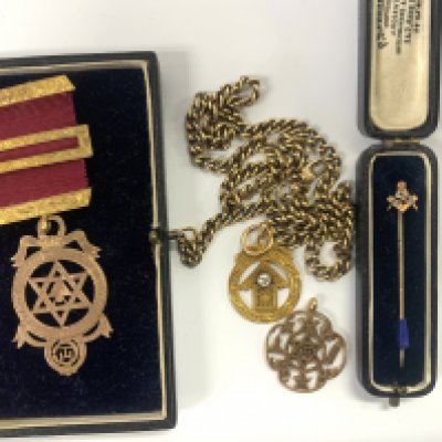Mixed lot to include. A 9ct gold Masonic Jewel, 9ct gold chain, 26.1g, 2 15ct gold Masonic design fobs. 9.4g, 9ct gold Masiconic design stick pin. (a)