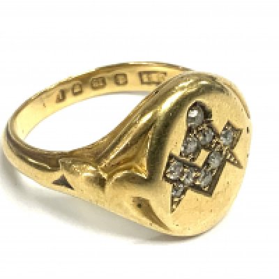 A heavy gents 18ct gold signet ring inset with a pattern of diamonds of Masonic form. 9.7g, Size S. (A)