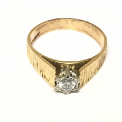An 18ct gold ring set with diamond solitaire. 5.90g size R