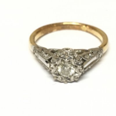 An 18ct gold ring set with diamond. Size I 1/2 and 2.82g