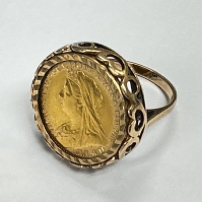 a Victorian half sovereign 1900, in a 9ct gold fancy ladies rings mount. Approx weight 8.33 grams, approx size N.