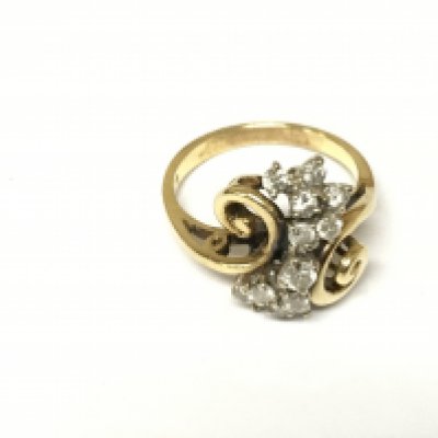 An 18ct gold diamond swirl cluster ring. Approximately 5.3g and size O