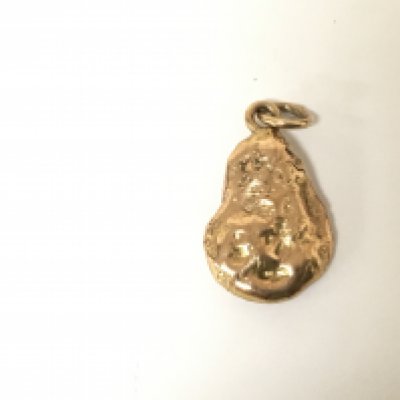 A small unmarked gold pendant in the form of a nugget. 4.92g