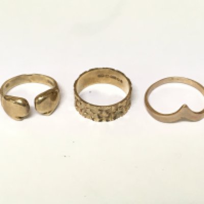 Three 9ct gold rings of various design include boxing gloves. 5.63g sizes H I and N