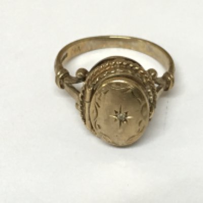 A vintage 9ct gold locket ring. Approximately 3.30g and size N