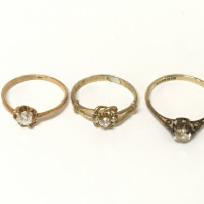 Three 9ct gold rings set with white stones. Approximately 4g. Sizes L and P
