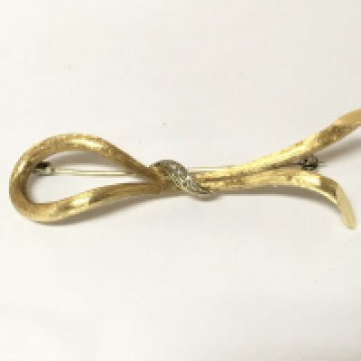 An 18ct gold brooch set with diamonds. 6.84g Postage B