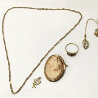 A collection of 9ct gold jewellery including a twisted rope bracelet, cameo brooch, p initial pendant, 9ct gold ring, 9ct necklace with pendant . 9.6g total weight. Postage category A