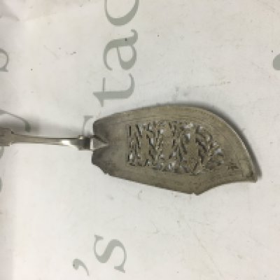 A silver fish slice London hall marks .95 grams .