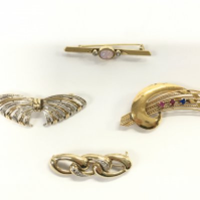 a 9ct gold brooch 5.30g along with three other yellow metal brooches 17.15g Postage B