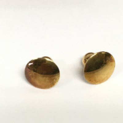 A cased pair or 18ct gold collar studs. 3.05g