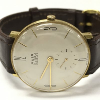 A vintage Gents Avia wristwatch with 17 jewels incabloc Swiss movement (working)