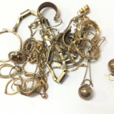 Mixed 9ct gold Jewellery including a pair of 9ct gold cubic zirconia earrings, 19.7g total weight. Postage cat a