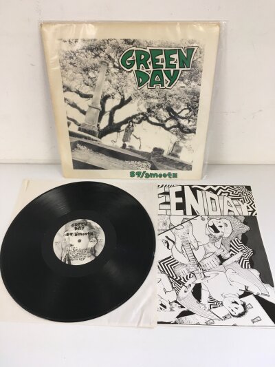 A first US pressing of the Green Day LP 39/Smooth with original insert. Vinyl EX.