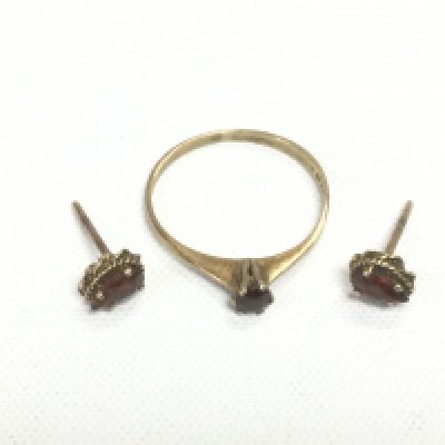 A 9ct gold ring and a pair of matching earrings, approx total weight 1.3g. Shipping category A.- NO RESERVE