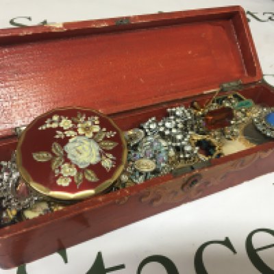 WITHDRAWN - A collection of costume jewellery including brooches- NO RESERVE