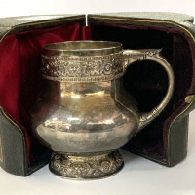 A fine quality cased hallmarked silver tankard, hallmarks for Goldsmiths & Silversmiths London 1907. Engraved and awarded to Leslie Miles from Mr & Mrs W.S Trevena 21st September 1908. (From the estate of Alderman L Miles ref. Lot 701).