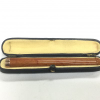 A cheroot holder with 9ct gold band. Shipping category A.