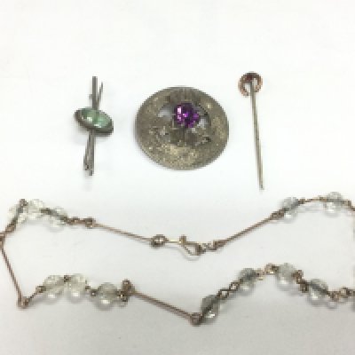 A small mixed lot of jewellery comprising a silver Scottish brooch, child's necklace, stick pin and brooch. Shipping category A.