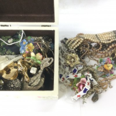 A small box of costume jewellery. Shipping category B.