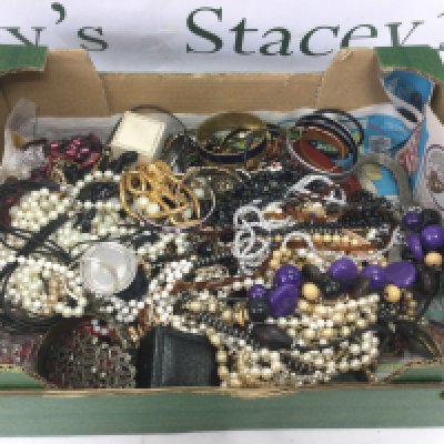 A box of costume jewellery. Shipping category B.