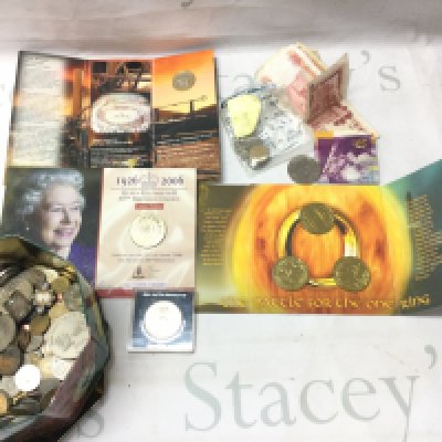Small collection of world coinage and some commemorative coins including Lord of the rings set. Postage B