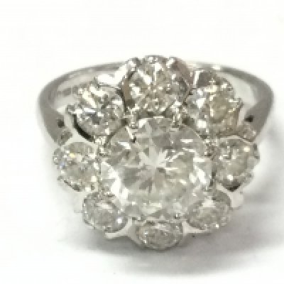 An 18ct white gold diamond cluster ring set with 8 diamonds around the centre weighing 1.50ct. With round brilliant central diamond weight 2.5ct. colour H/I clarity 11 Size P.
with gemologists report