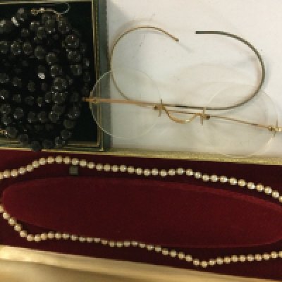 A jet style jade necklace, a pair of spectacles and a cultured pearl necklace