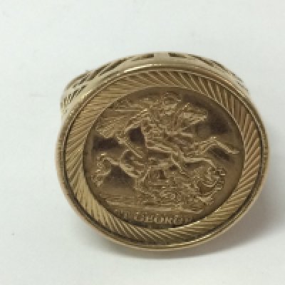 A 9ct gold sovereign style ring. Size R and 6.77g