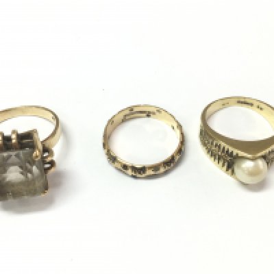 A collection of three 9ct gold rings. 12.08g Postage B