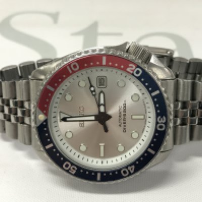 A Seiko Automatic Gents divers 200m watch . Postage category A