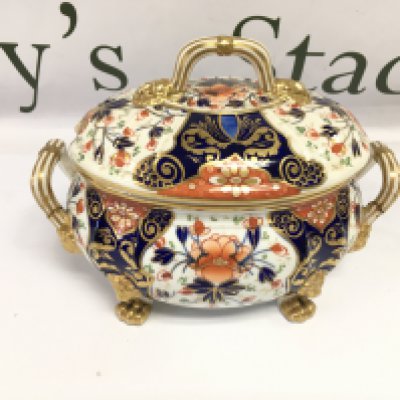 A Royal crown Derby Imari tureen. Some repairs noted.