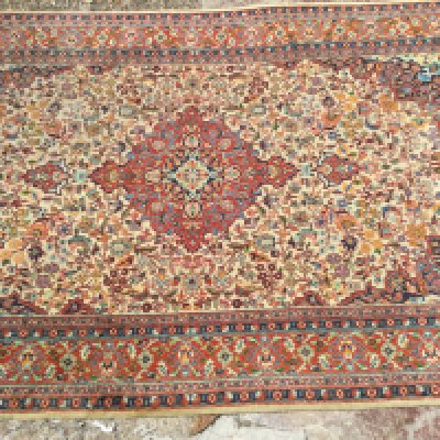 A part silk Persian Kushan influences rug with central medallion surrounded by floral motifs. 200 x 120 cm