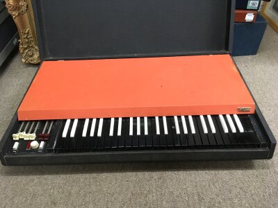 A 1960s Vox Continental Combo Organ. Chrome stand is missing. Do not assume that this lot or any other electrical item is fully working. Please ask for a condition report before placing any kind of bid, thank you.