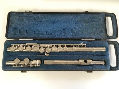 A cased Yamaha YFL 21N flute.