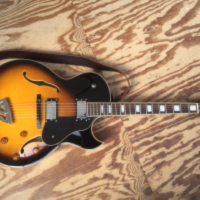 A Washburn J3/TS electric guitar. Comes with a soft carry case.