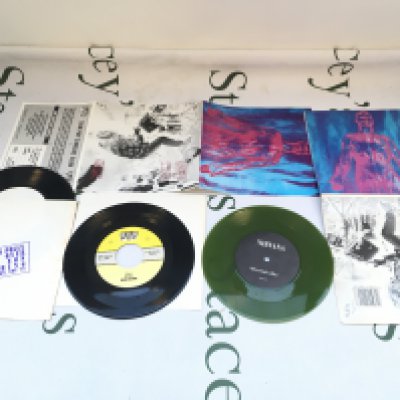 A 1990 Sub Pop pressing of Sliver / Dive by Nirvana plus a later green vinyl pressing in a gatefold sleeve plus Smells Like Nirvana EP and The Triple Platinum EP. All EX/EX.