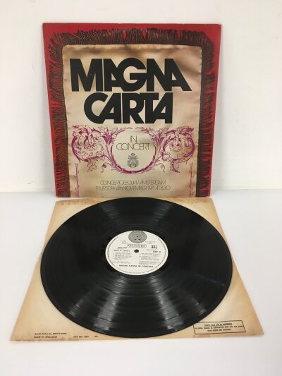 A first UK pressing of Magna Carta In Concert on the Vertigo label APLP 01624. Vinyl EX.