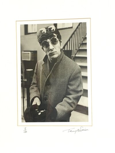 Terry O'Neill CBE 1938-2019. A framed and glazed limited edition gelatin silver print of Dustin Hoffman signed and numbered by Terry O'Neill to the mount, 5/140. Some slight water damage to mount. Approx size including frame 38cm x 46cm.