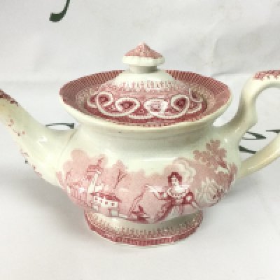 A circa 1840 J&R Godwin small teapot. Shipping category D. NO RESERVE