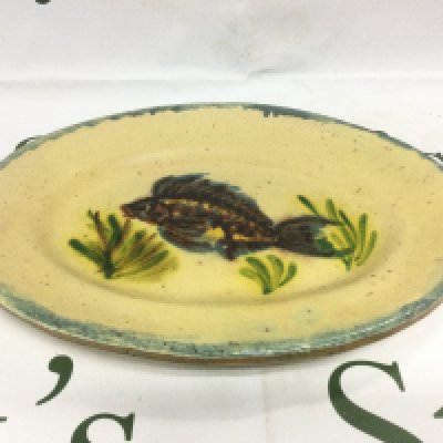 An oval shaped slipware dish decorated with a fish, approx length 26cm. Shipping category D. NO RESERVE