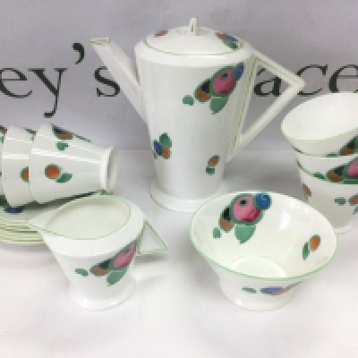A Shelley Vogue tea service, damage to teapot. Shipping category D.
